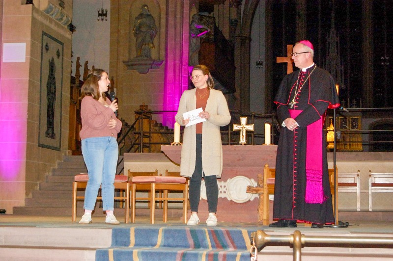 250 Firmlinge treffen Weihbischof Josef Holtkotte